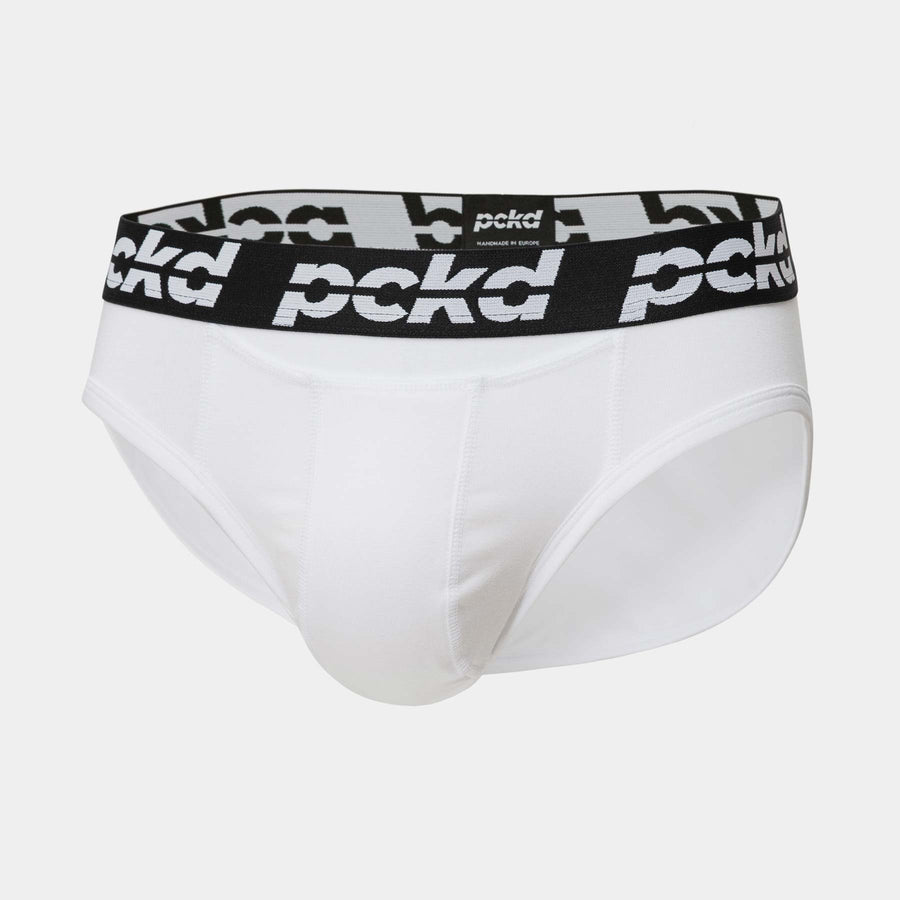 PCKD Briefs / Slips im Sport-Stil aus Bambus. In der Farbe Diamond White. In Größen S - XXL. Online kaufen auf pckd.de!